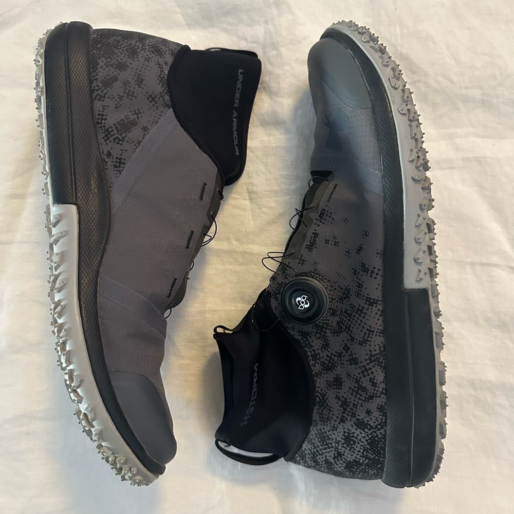 Under Armour Men's Black and Gray Athletic Shoes - Picture 2 of 4